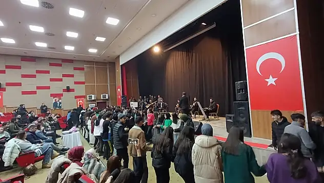 Ağrı'da üniversite sınavına hazırlanan öğrenciler için moral konseri düzenlendi