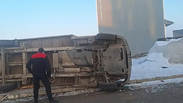 Ağrı'da Gizli Buzlanma Kazaya Neden Oldu: 2 Yaralı
