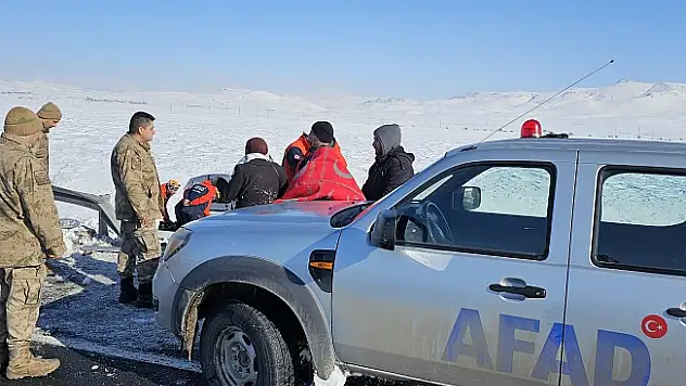 Ağrı'da Gizli Buzlanma Nedeniyle Otomobil Şarampole Yuvarlandı: 2 Kişi Kurtarıldı