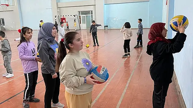 Ağrı'da Ücretsiz Tenis ve Voleybol Eğitimleri Devam Ediyor