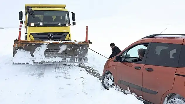 Ağrı'da Kar Yağışı Nedeniyle Şarampole Kayan Araç Kurtarıldı