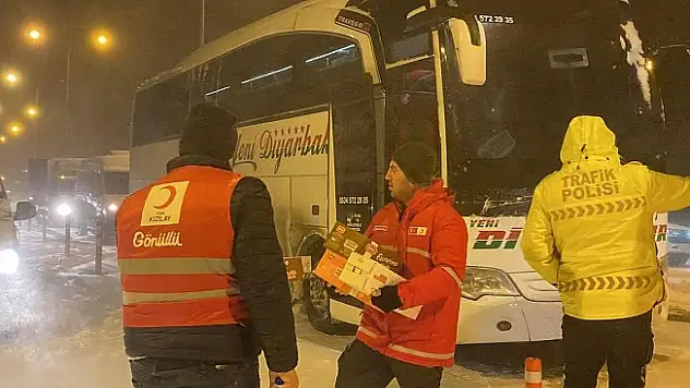 Ağrı'da Olumsuz Hava Koşulları Nedeniyle Mahsur Kalan Vatandaşlar Kurtarıldı