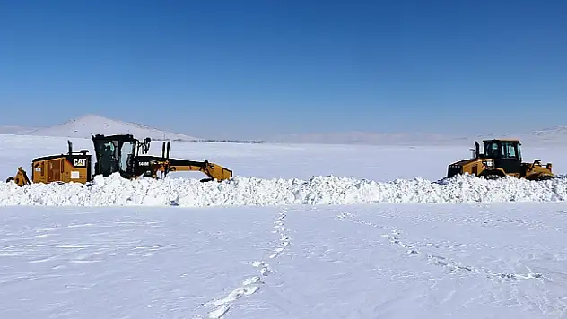 Ağrı'da Yoğun Kar Yağışı ve Fırtına Ulaşımı Olumsuz Etkiledi