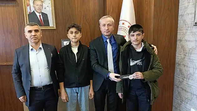 Başarılı öğrencilerden Milli Eğitim Müdürü Kökrek'e ziyaret