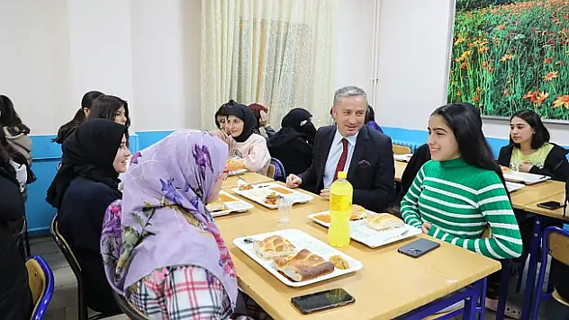 Ağrı Milli Eğitim Müdürü Kökrek, öğrencilerle iftarda bir araya geldi