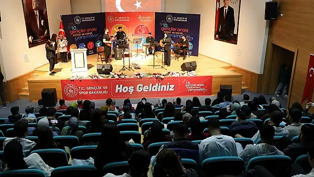 Ağrı'da Gençler Arası Ses Yarışması İl Finali Yapıldı