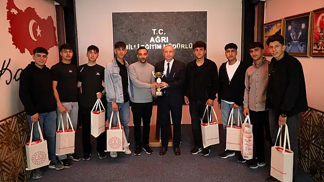 Ağrı Milli Eğitim Müdürü Kökrek, Türkiye şampiyonu öğrencileri ağırladı