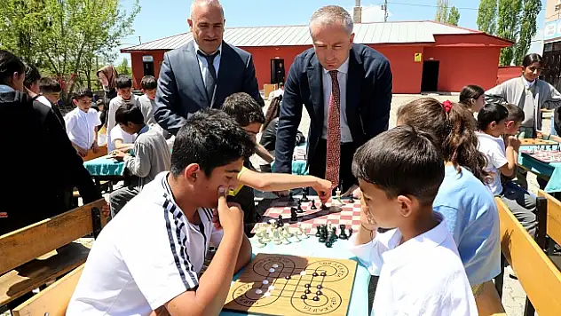 Ağrı'da öğrenciler bahar şenliğinde doyasıya eğlendi