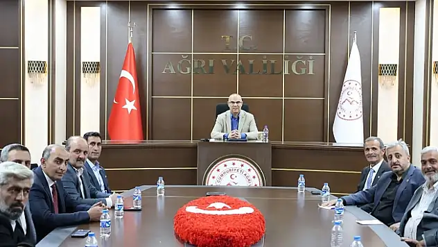 Ağrı'da Muhtarlar Toplantısı Gerçekleştirildi: Vali Mustafa Koç, Mahalle Muhtarlarını Dinledi