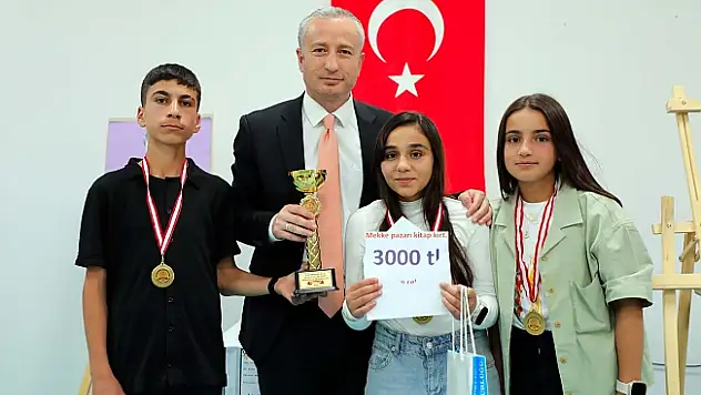 Ağrı Milli Eğitim Müdürü Kökrek, münazara şampiyonlarını ödüllendirdi