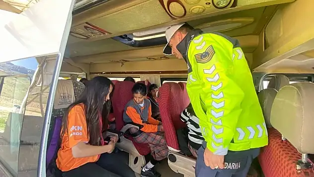 Ağrı'da Bayram Öncesi Jandarma Trafik Denetimleri Sıklaştırıldı