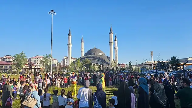Ağrı'da Çocuk Şenliği ve Açık Hava Sinema Etkinliği Düzenlendi