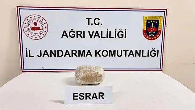 Ağrı'da Yol Kontrolünde Uyuşturucu Operasyonu: 1 Kilo Esrar Ele Geçirildi