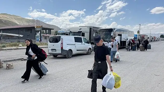 Ortadoğu'daki Gerilim Ağrı'yı da Etkiledi: Gürbulak Sınırı Umuda Açılan Kapı Oldu