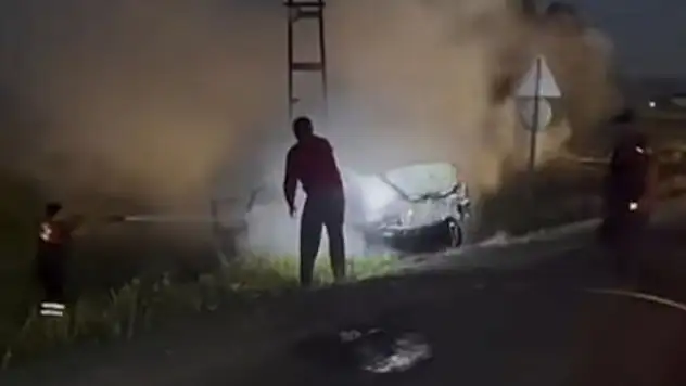Patnos'ta Feci Kaza: Araç Alev Aldı, 2 Genç Son Anda Kurtarıldı