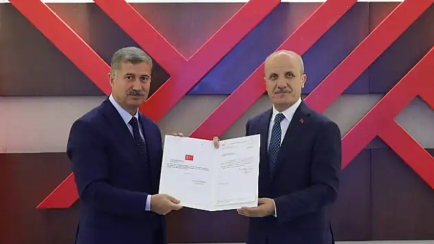 Prof. Dr. İlhami Gülçin, Ağrı İbrahim Çeçen Üniversitesi Rektörlük Mazbatasını Aldı