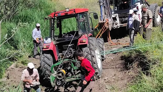 Taşlıçay'da Dereye Yuvarlanan Traktör Köylülerin Yardımıyla Kurtarıldı: Can Kaybı Yok!