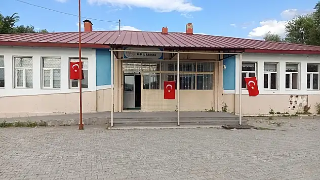 Ağrı'da 15 Temmuz için bin 24 okul ve kuruma Türk bayrağı asıldı