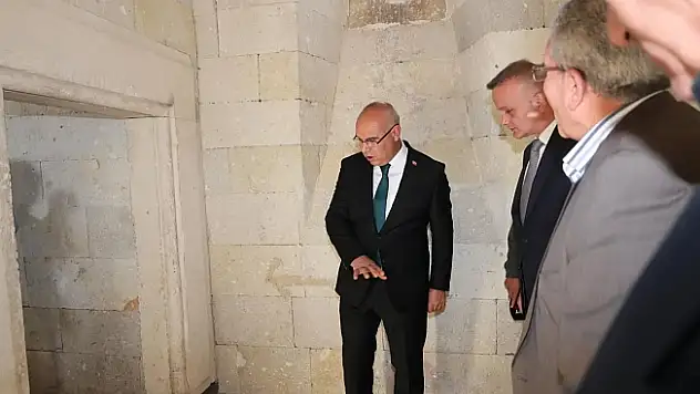 Ağrı Valisi Mustafa Koç, Restorasyonu Tamamlanan Hamur Kümbeti'nde İncelemelerde Bulundu
