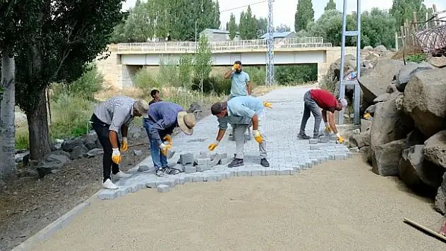 Ağrı'da Köy Yollarına Kilit Parke Taşı Döşeme Çalışmaları Devam Ediyor