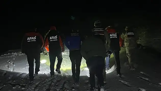 Ağrı Doğubayazıt'ta kara saplanan araçta mahsur kalan 2 kişi kurtarıldı