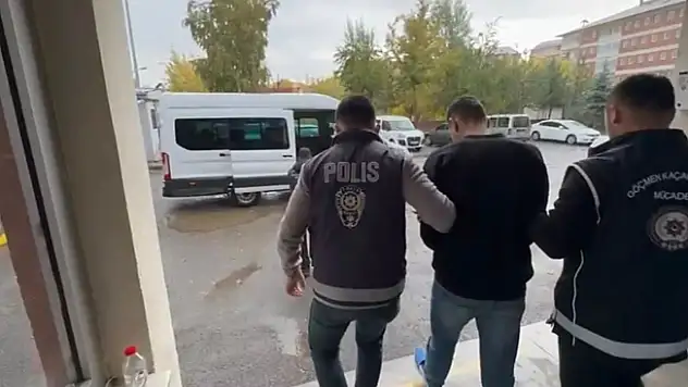 Ağrı'da Göçmen Kaçakçılığı Operasyonu: 5 Düzensiz Göçmen ve 3 Organizatör Yakalandı