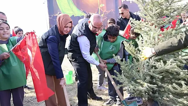 Ağrı'da 11 Kasım Milli Ağaçlandırma Günü'nde Fidanlar Toprakla Buluştu