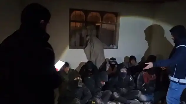 Ağrı'da Göçmen Kaçakçılığı Operasyonu: 14 Düzensiz Göçmen Yakalandı