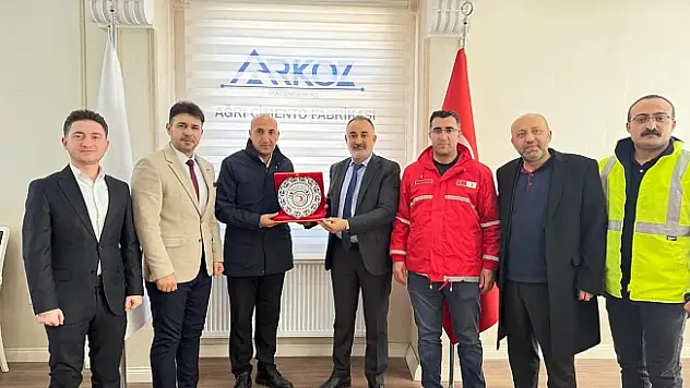 Kızılay Doğubayazıt'tan Arkoz Çimento Fabrikasına Teşekkür Plaketi