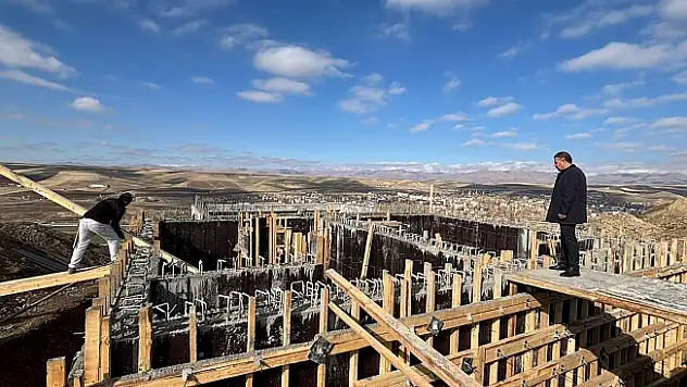 Tutak Belediye Başkanı Fevzi Sayan, Su Deposu ve Otogar Çalışmalarını İnceledi