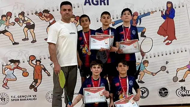 Ağrı Kaymakam Özgür Azer Kurak Ortaokulu badminton grup şampiyonu oldu