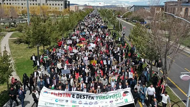 AİÇÜ'de Filistin'e destek yürüyüşü