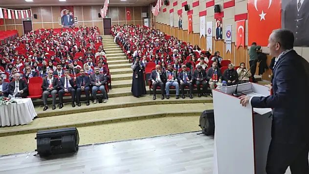Ağrı'da 'Bir Bilenle Bilge Nesil' Projesi kapsamında ödül töreni düzenlendi