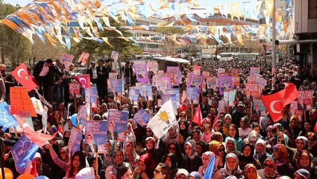 Van'da milletvekili adaylarına taşlı ve yumurtalı saldırı