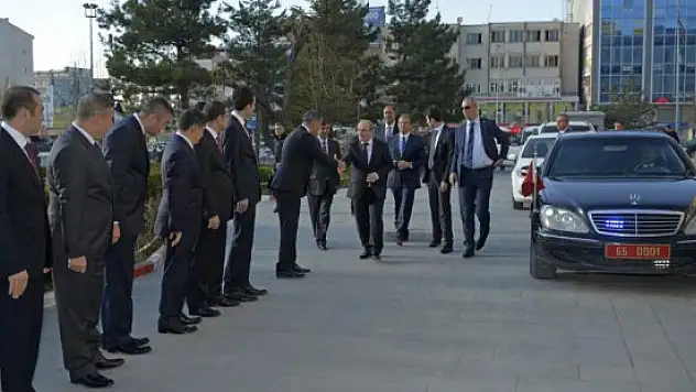 Van'da kayalıklarda mahsur kalan 2 çocuk kurtarıldı
