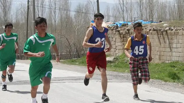 Muradiye'de atletizm yarışması düzenlendi