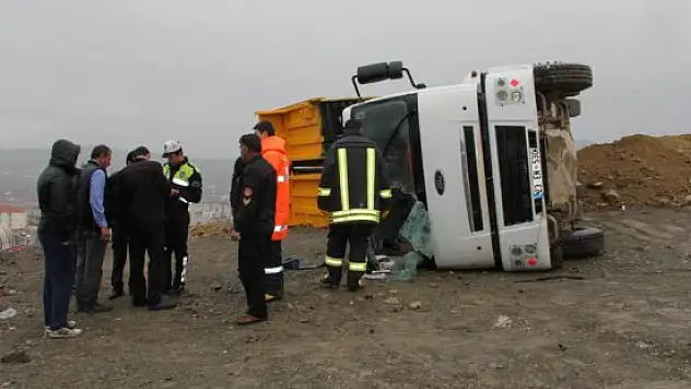 Elazığ'da kamyon devrildi: 2 yaralı