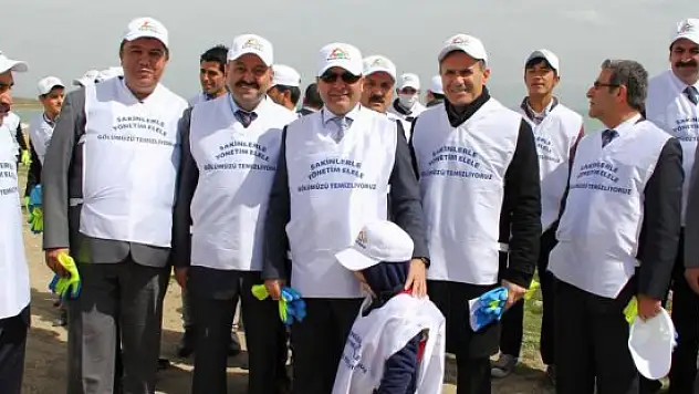 Van Gölü sahilinde temizlik kampanyası