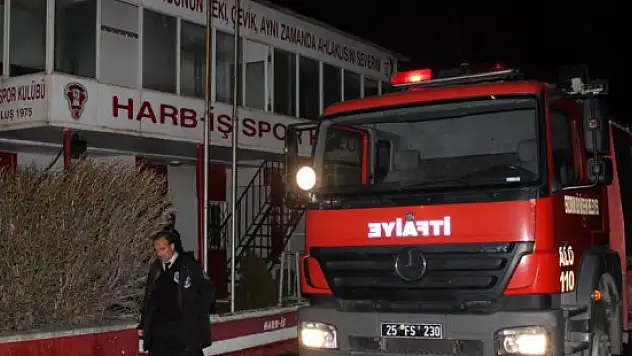 Erzurum'da futbol sahasının soyunma odasında yangın