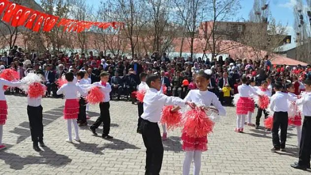 Van'ın Özalp ilçesinde 23 Nisan Ulusal Egemenlik ve Çocuk Bayramı