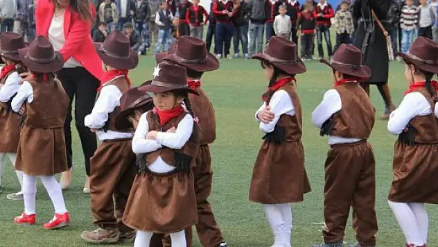 Van'da 23 Nisan Ulusal Egemenlik ve Çocuk Bayramı