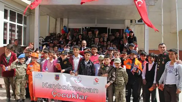Mehmetçik Hakkarili çocuklarla halay çekti
