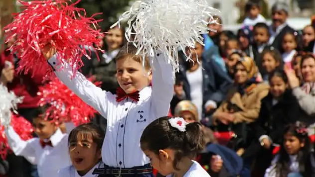 Van'ın Erciş ilçesinde 23 Nisan Ulusal Egemenlik ve Çocuk Bayramı
