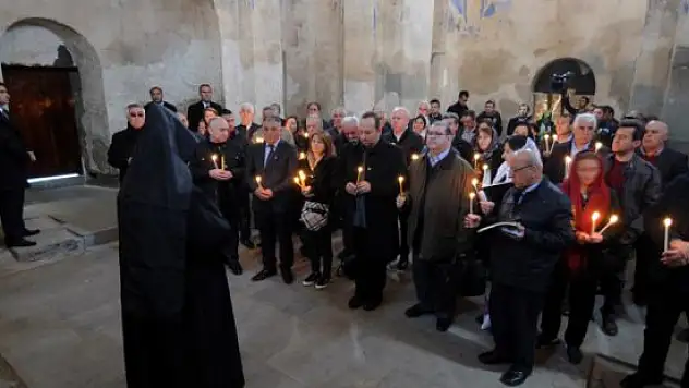 Ermeniler, Akdamar Kilisesi'nde 'barış ve huzur' için dua etti