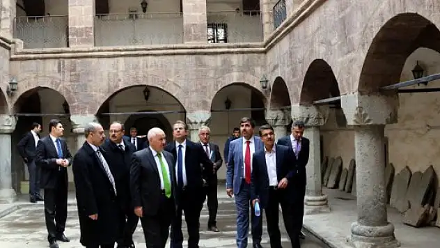 Bölge valileri, Hakkari'nin tarihi mekanlarını gezdi