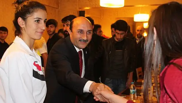 Ak Parti Ağrı Milletvekilleri Sporcular ve Gençlerle Akşam Yemeğinde Bir Araya Geldiler