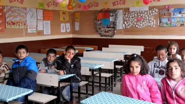 Digor'da okullara yeni masa örtüsü