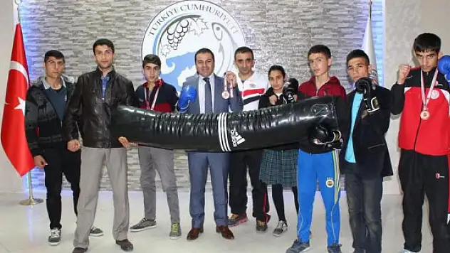 Erciş Kaymakamı Yaşar, başarılı sporcuları tebrik etti