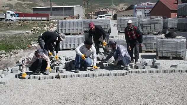 Yüksekova Belediyesi'nin yol yapım çalışmaları