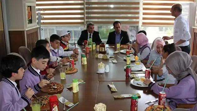 Bingöl'de başarılı öğrencilere 'pizza' ödülü